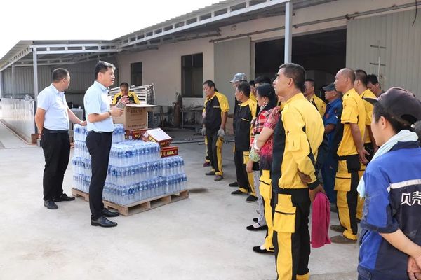 乾港集團(tuán)高層慰問一線員工 乾港集團(tuán)高層慰問一線員工