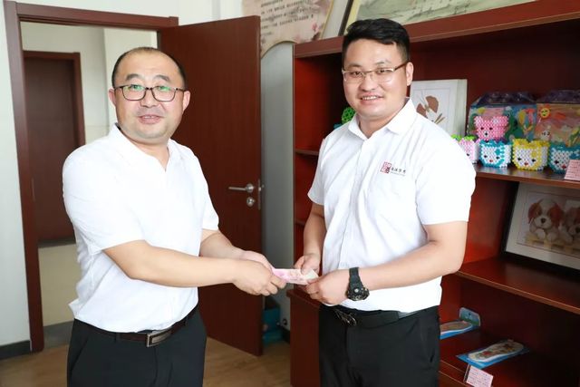 董事長安俊峰以個人名義向?qū)W校捐贈 董事長安俊峰以個人名義向?qū)W校捐贈